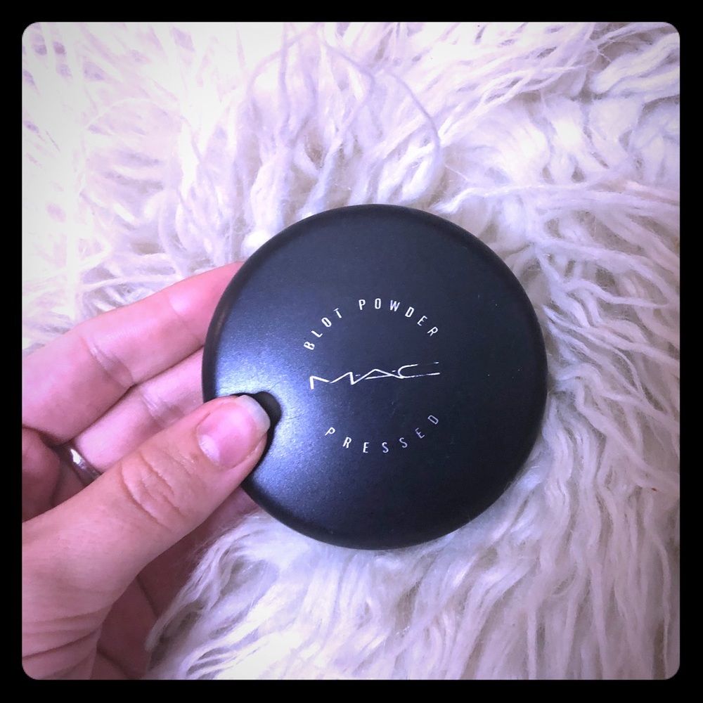 Mac Cosmetics pressed blot powder in light